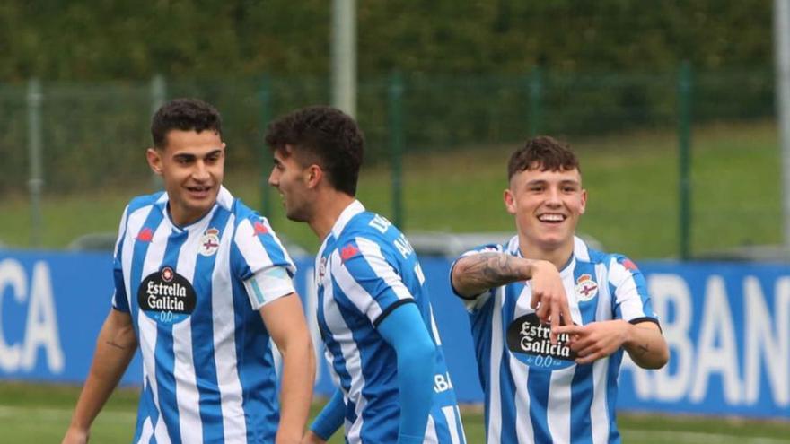 Kevin celebra su primer gol con Brais Val y Alfaro. |  // IAGO LÓPEZ