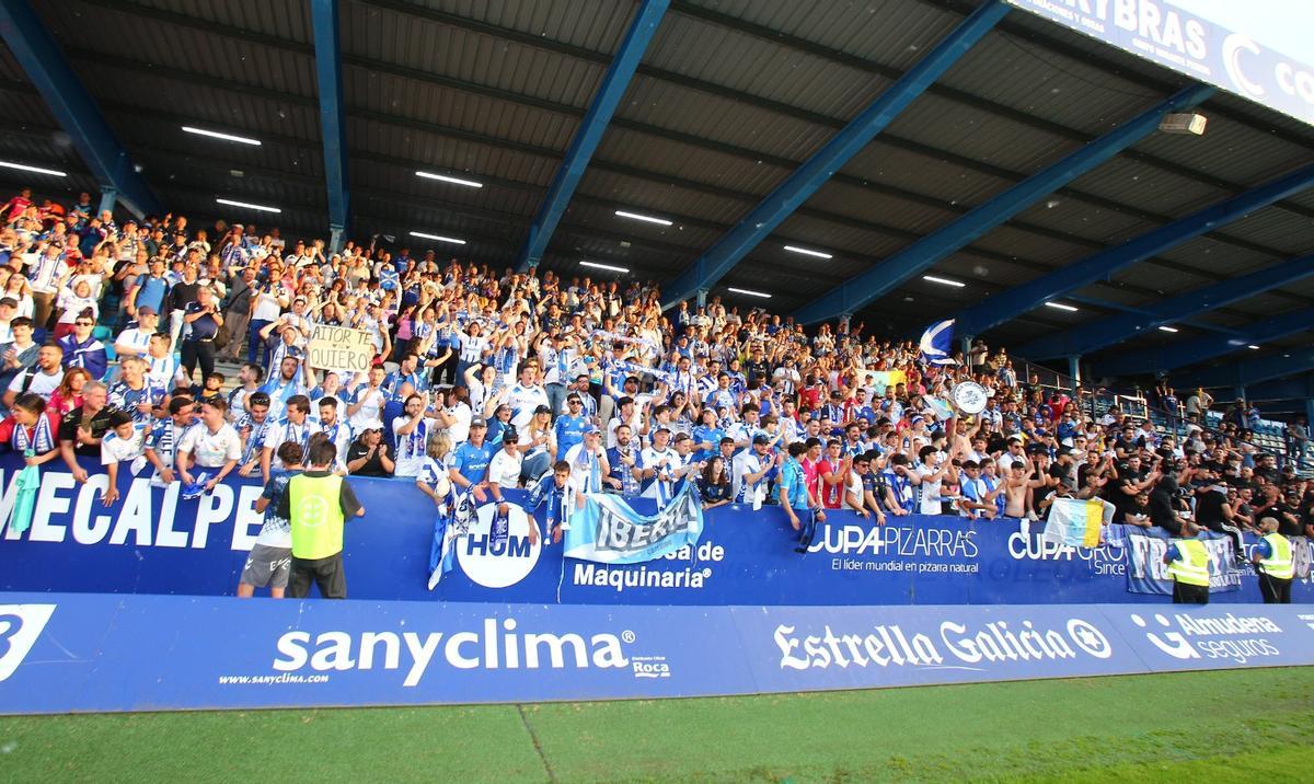Más de 600 aficionados del CD Tenerife acompañaron al equipo en Ponferrada en un desplazamiento récord.