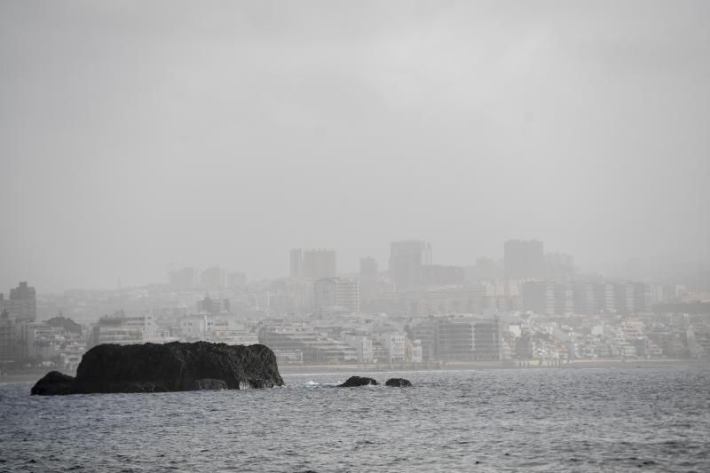 05-02-19 LAS PALMAS DE GRAN CANARIA. CIUDAD. LAS PALMAS DE GRAN CANARIA. METEOROLOGIA. Calima.    Fotos: Juan Castro.  | 06/02/2020 | Fotógrafo: Juan Carlos Castro