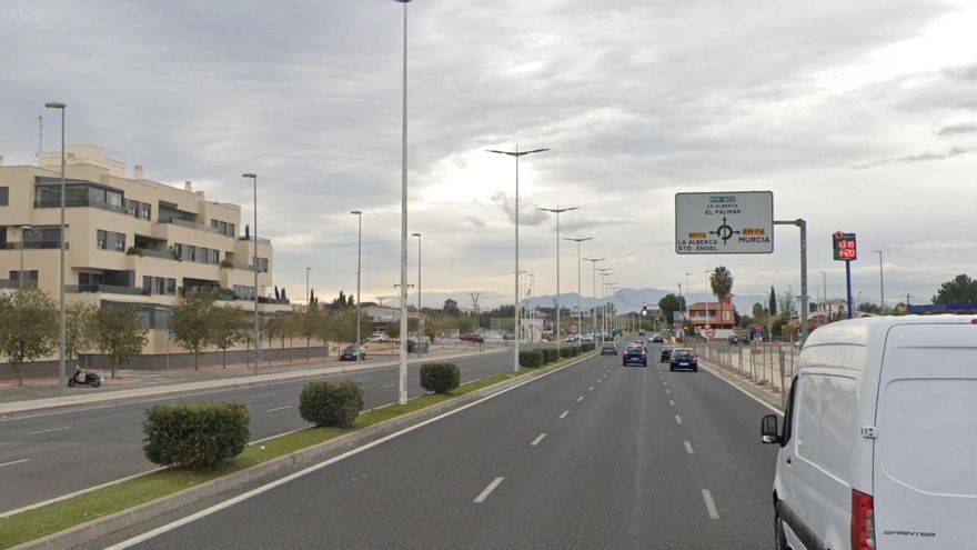 Muere un motorista tras chocar con la parte trasera de una grúa en Murcia