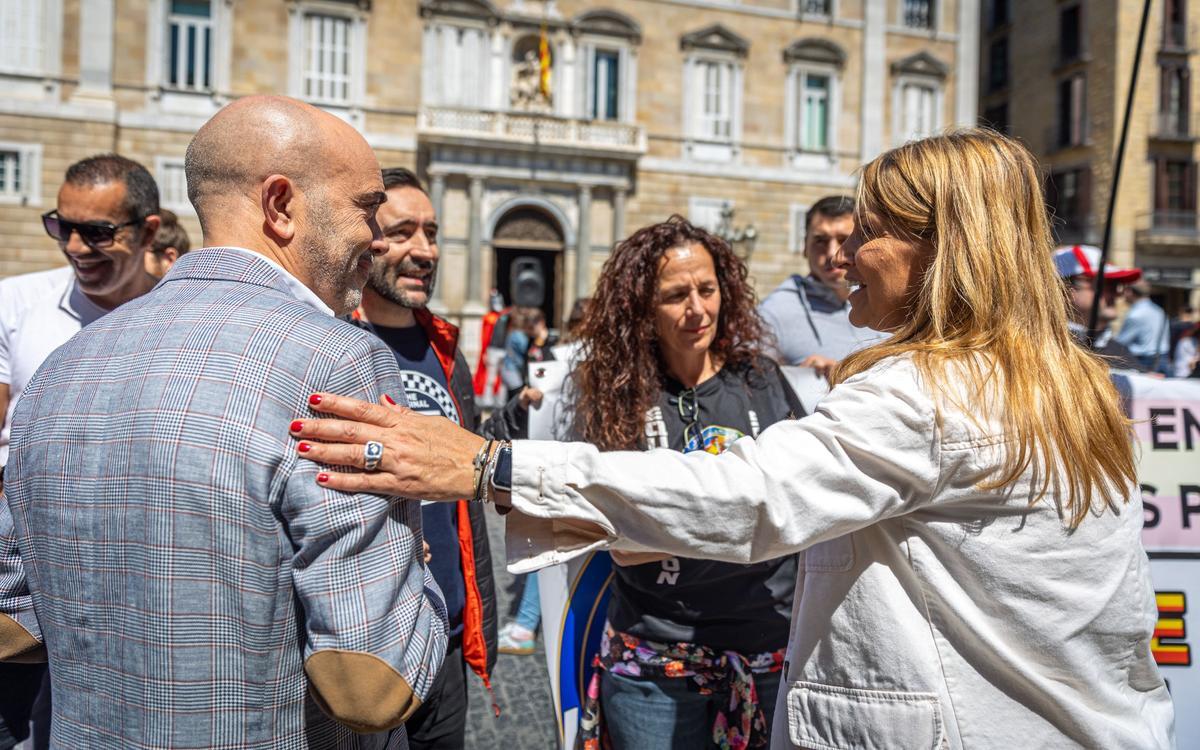 PP, Ciutadans y Valents participan en la manifestación de apoyo a la Policía Nacional y la Guardia Civil en Barcelona. En la Imagen, Daniel Sirera y Eva Parera