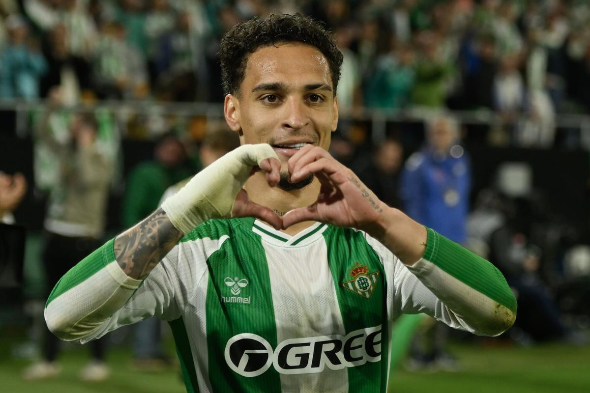 Antony celebra tras marcar el 4-0, durante el partido de vuelta de los octavos de final de la Liga Europa que Real Betis y Panathinaikos FC juegan este jueves en el estadio de La Cartuja