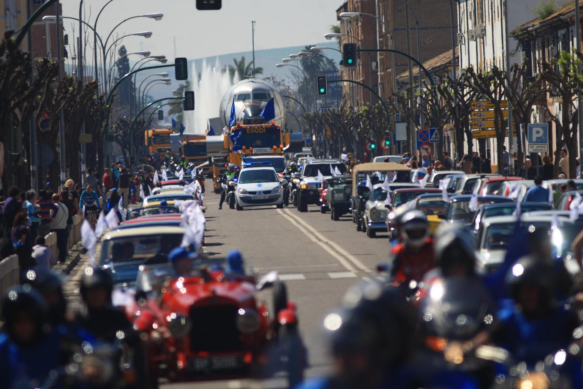 Así fue el multitudinario traslado del avión de Miraflores por el centro de Córdoba