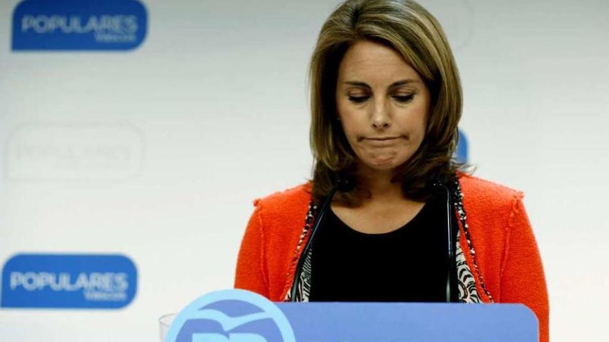 Arantza Quiroga, durante su comparecencia de ayer para anunciar su retirada de la política.  // Efe