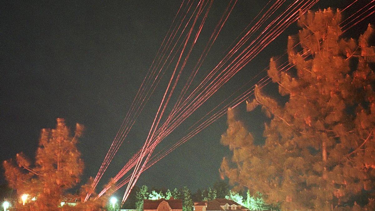 El cielo de Belgrado iluminado por el fuego de las defensas antiaéreas durante un bombardeo de la OTAN el 18 de abril de 1999.
