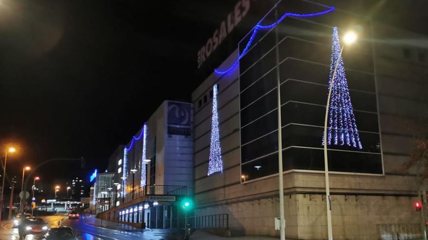 El Centro Comercial Los Rosales ya tiene luces navideñas.