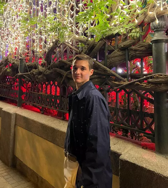 Toni Serra, estudiant del doble grau de Biotecnologia i Farmàcia: «La carrera és com una jornada laboral, són vuit hores»