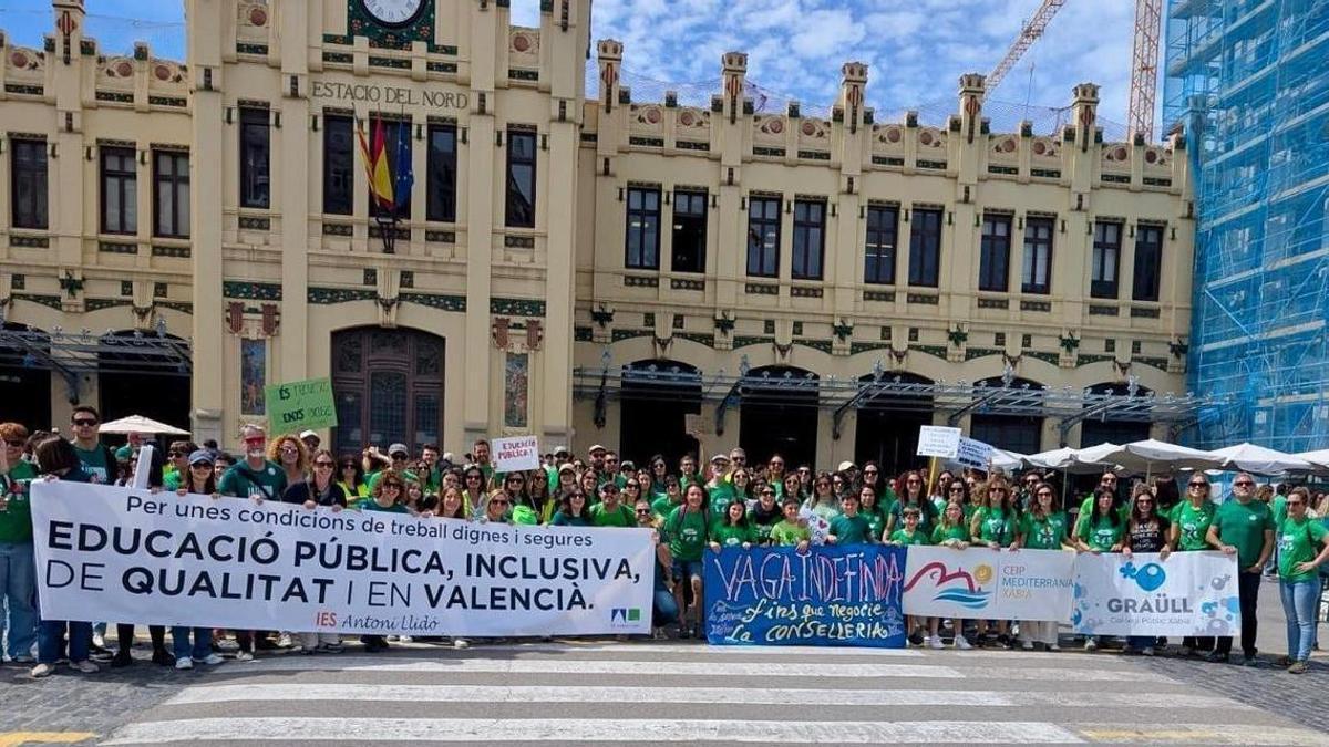 La nutrida representación de Xàbia a su llegada a la Estació del Nord de València
