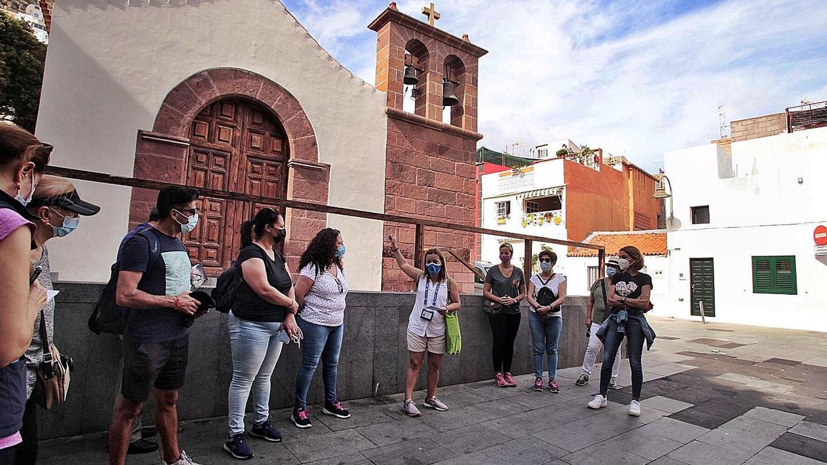 Una guía profesional con un grupo de turistas junto ala iglesia de San Andrés, en Santa Cruz.