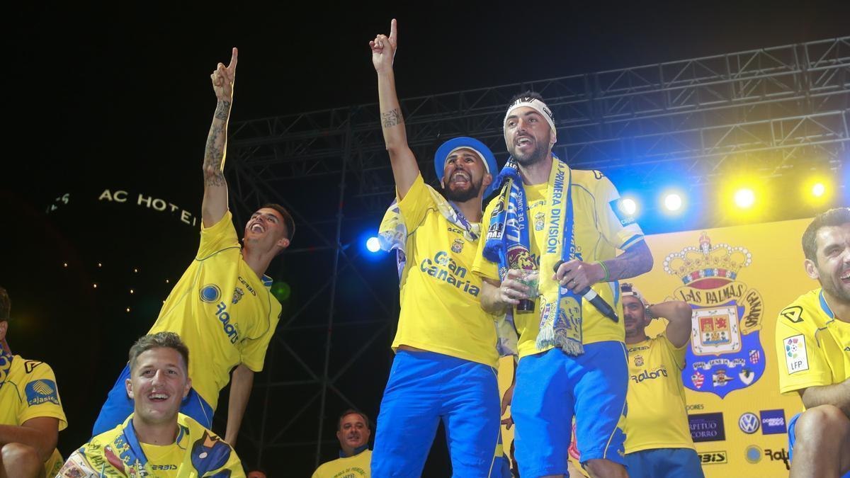 Momo, el primero por la derecha, durante la celebración del ascenso en 2015 junto a Nauzet Alemán, Nili Perdomo y Leo Ramírez.