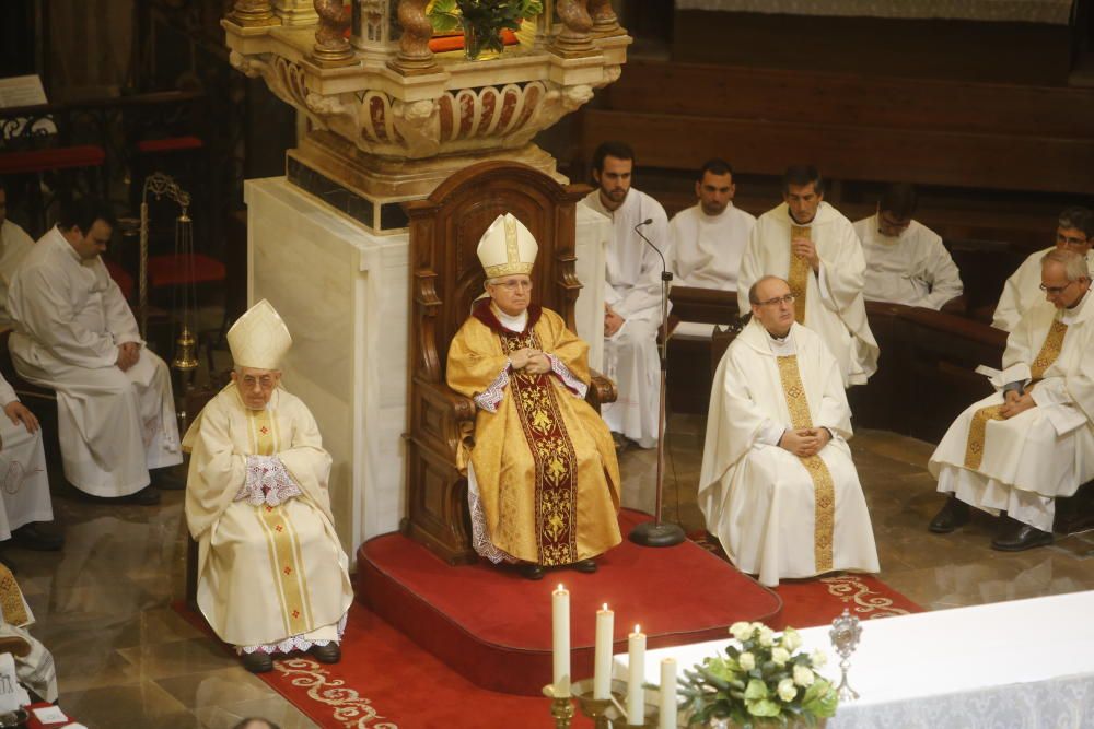 La Concatedral ha acogido hoy la solemne misa, presidida por el obispo Jesús Murgui, con motivo de San Nicolás, patrón de Alicante, según la organización.