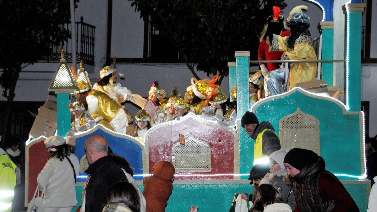 Sus Majestades reparten ilusión en Monesterio Sus Majestades reparten ilusión en Monesterio