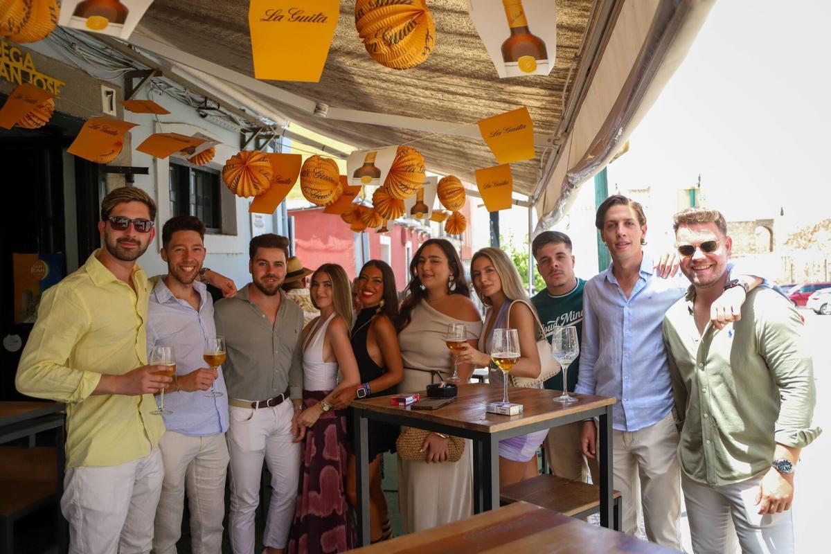 Un grupo de amigos en la terraza de La Bodega de San José, este sábado.
