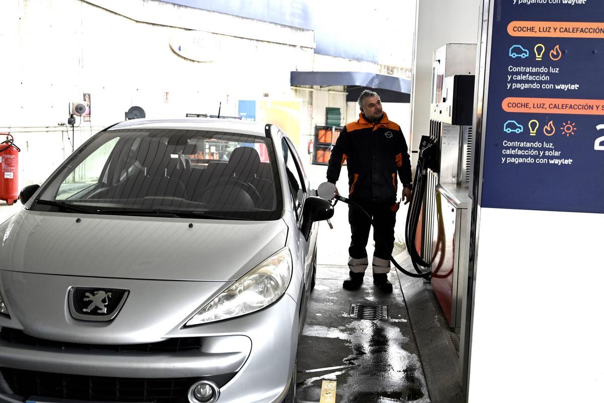 Un vehículo repostando en una gasolinera de Pontevedra este mes de marzo