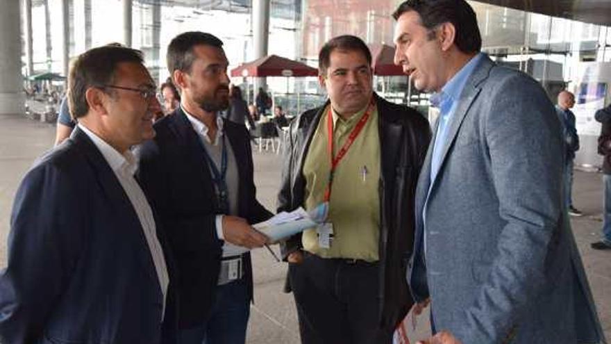 El socialista Miguel Ángel Heredia y el concejal de Turismo Javier Fernández, ayer en el aeropuerto.