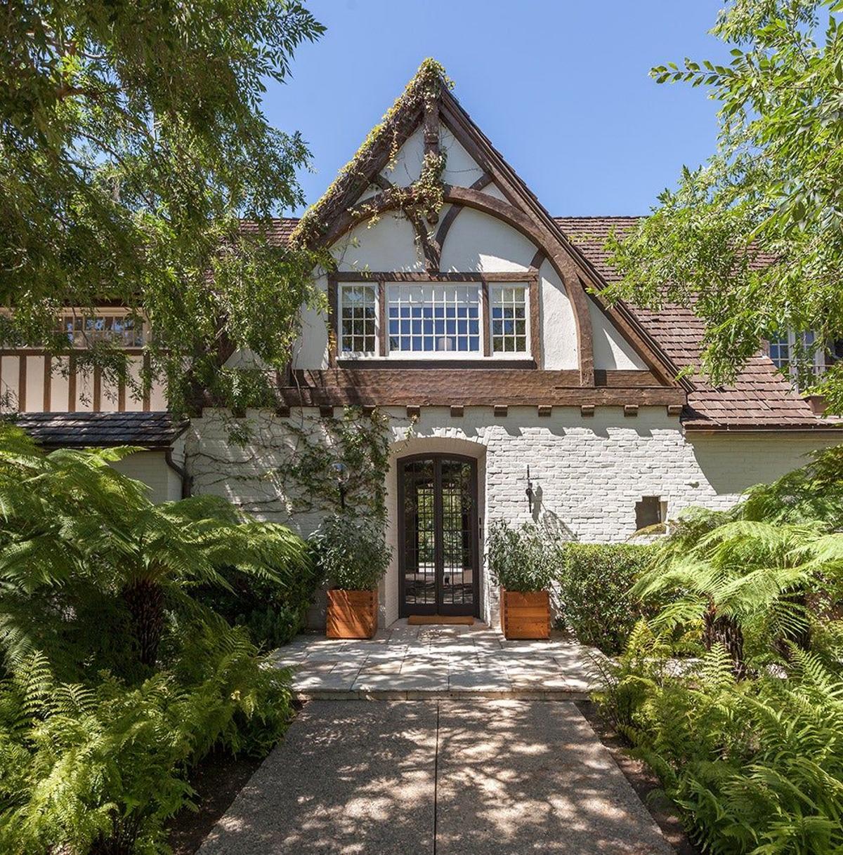 Fachada exterior de la casa de Brad Pitt y Jennifer Aniston