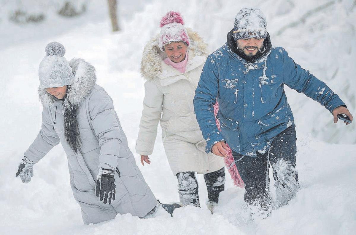 Un grupo de personas disfruta de la nieve en Pedrafita do Cebreiro (Ourense). |  // EFE