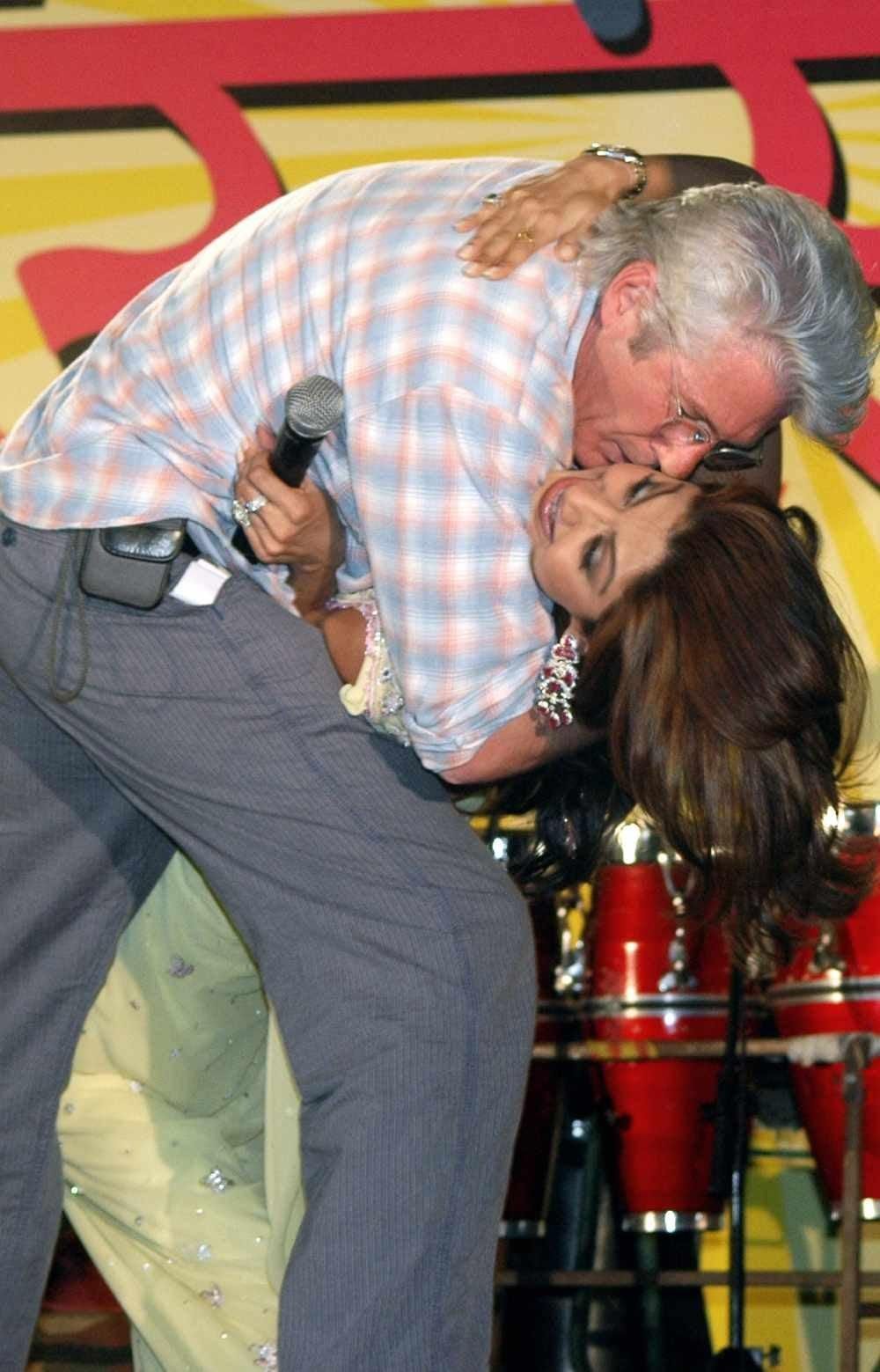 Richard Gere besando a la actriz india Shilpa Shetty en 2007