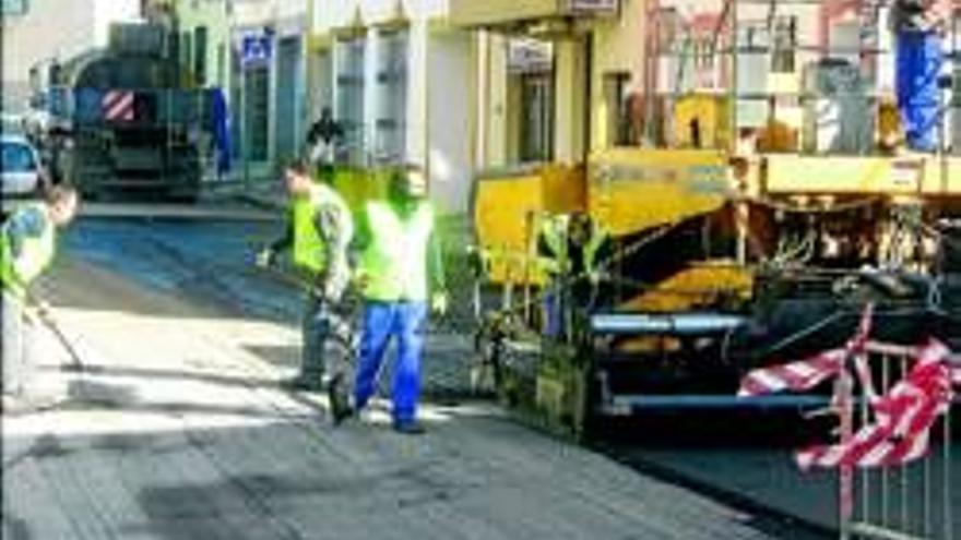 Asfaltan la calle Viñas tras abrir varias zanjas