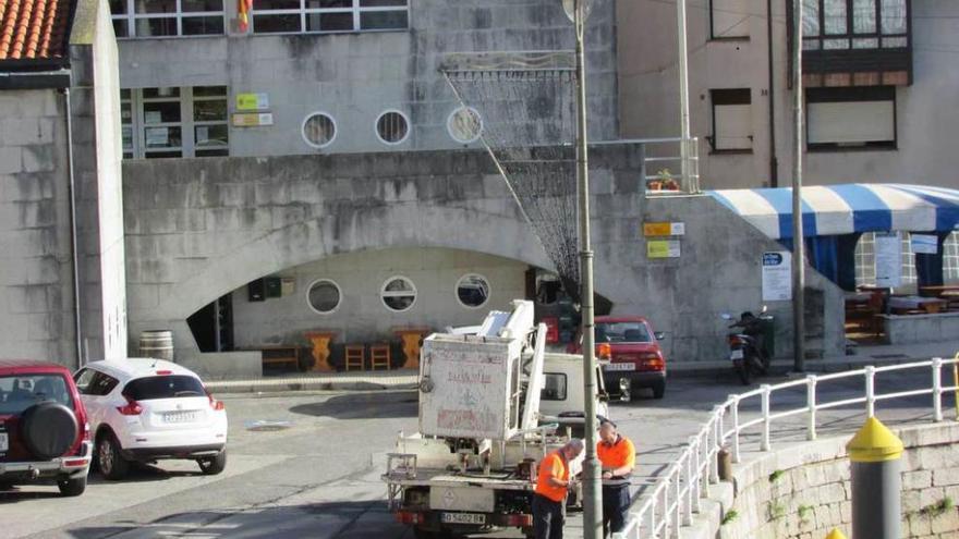 Llanes ultima la colocación del alumbrado navideño en la villa