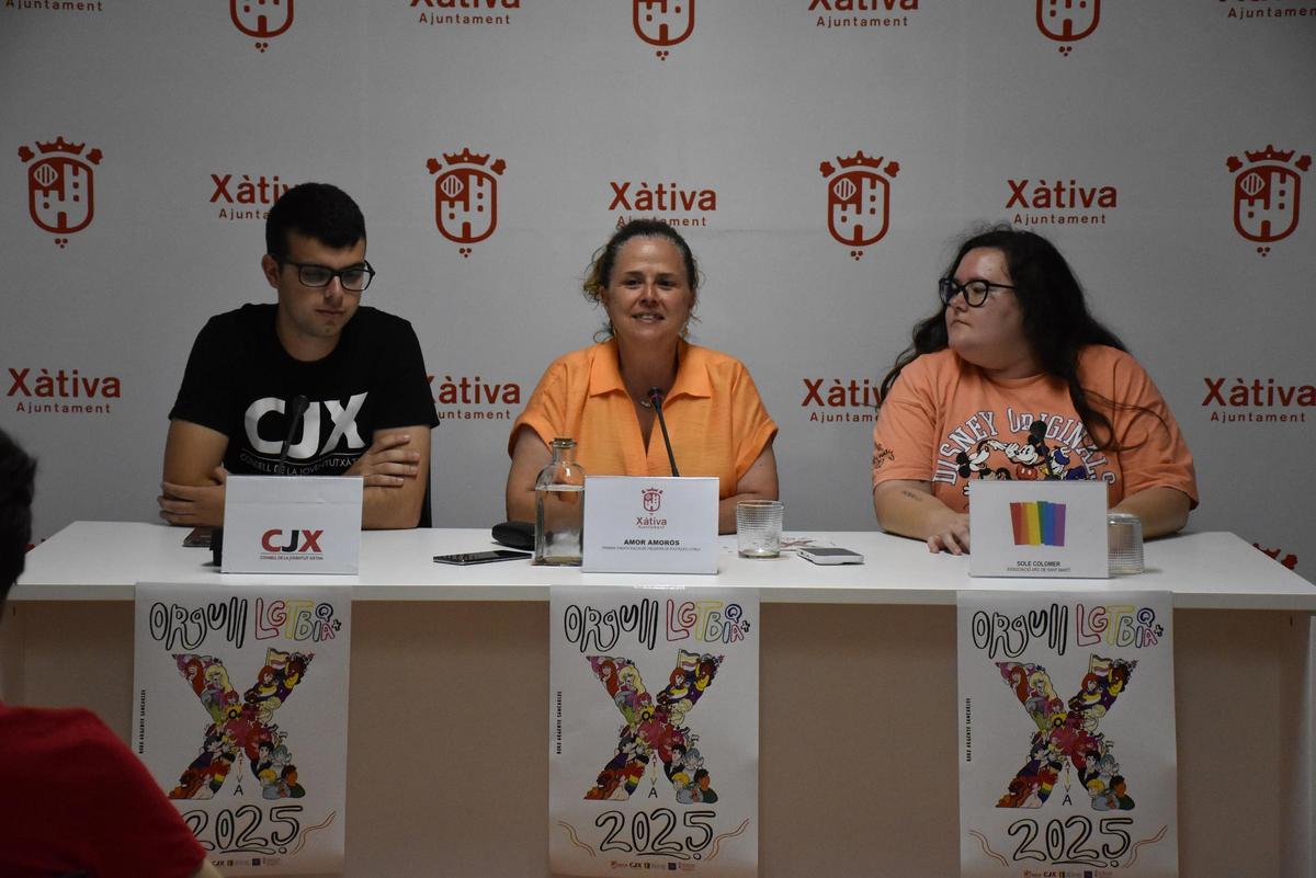 Participantes el la presentación de los actos del Orgullo LGTBIQA+ en Xàtiva.