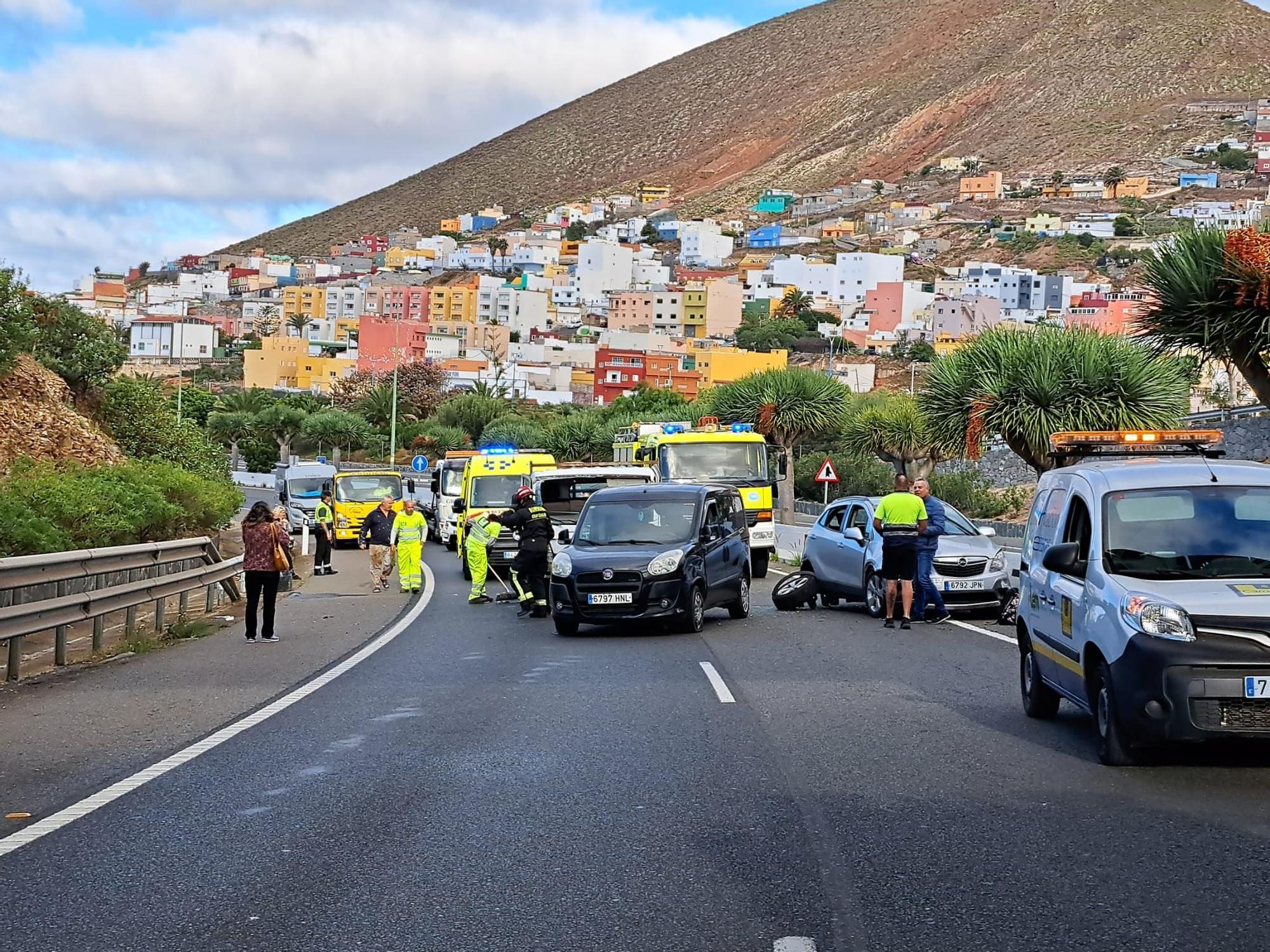 Liberan al conductor de un camión que quedó atrapado en un accidente múltiple en Guía