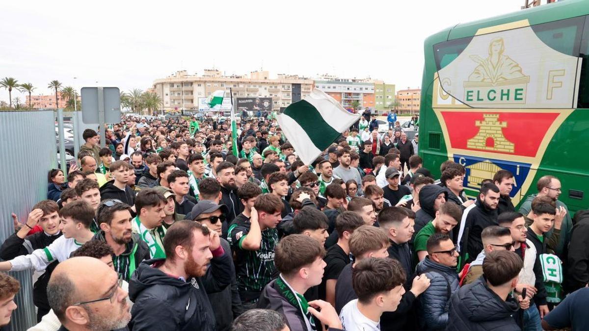 Los aficionados del Elche reciben al equipo en la conjura previa al partido contra el Mallorca