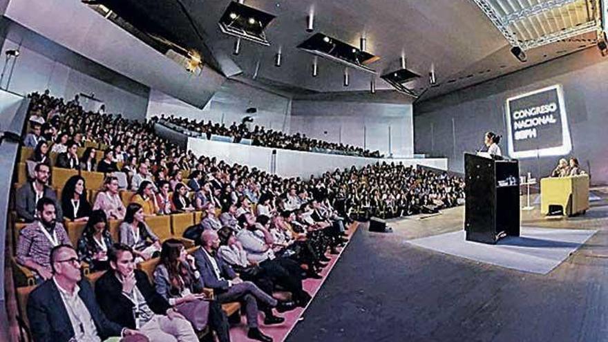 El salón de actos abarrotado durante la inauguración de ayer.