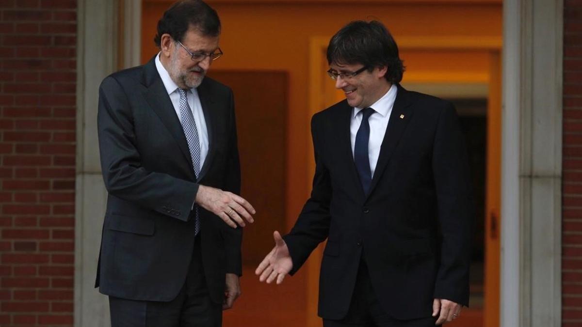 El presidente del Gobierno en funciones, Mariano Rajoy, y el de la Generalitat, Carles Puigdemont, en su cita en la Moncloa.