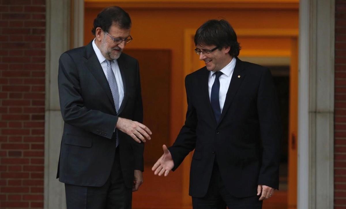 El presidente del Gobierno en funciones, Mariano Rajoy, y el de la Generalitat, Carles Puigdemont, en su cita de abril del 2016 en la Moncloa.