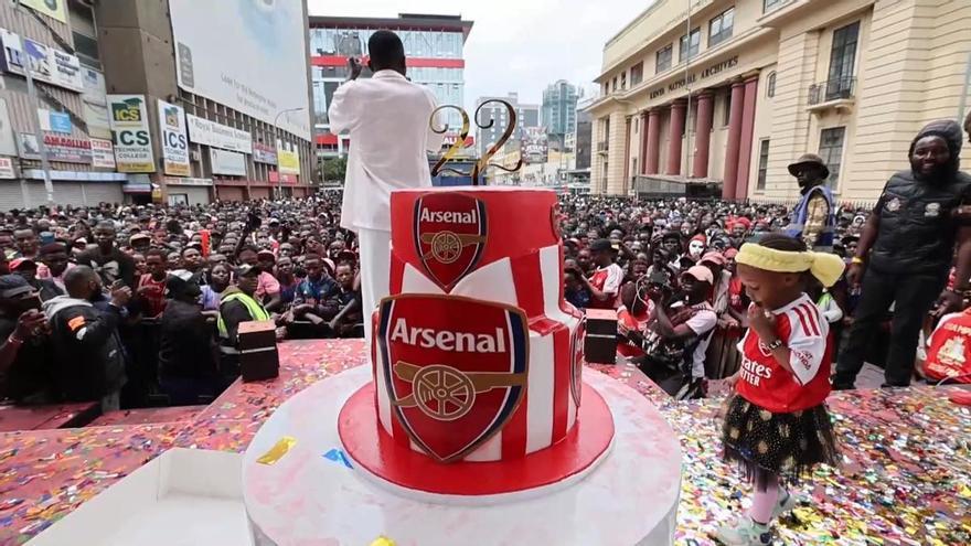 Cientos de aficionados del Arsenal celebran en Nairobi la conquista del título de la Premier League