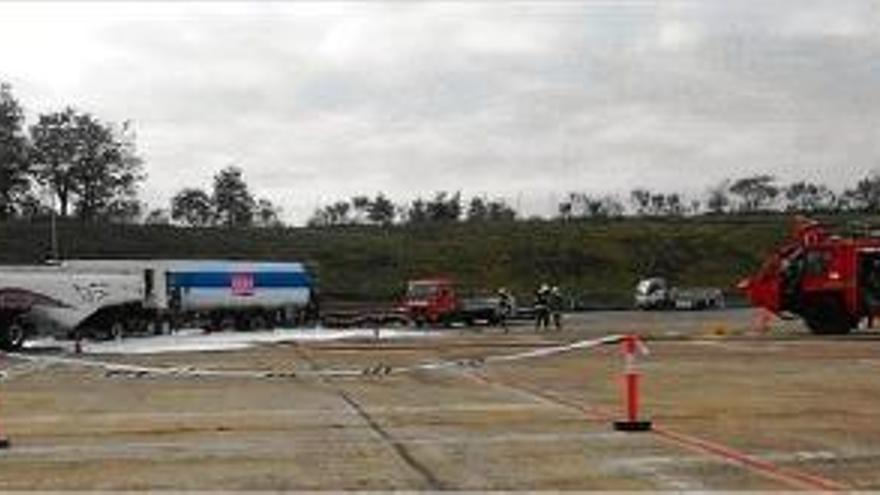 El desenvolupament del simulacre que ahir es va dur a terme a l&#039;aeroport Girona-Costa Brava.