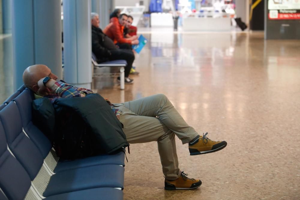 Largas esperas en el aeropuerto de Asturias por los vuelos cancelados por la niebla el viernes.