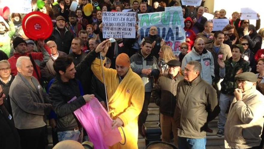 Imagen de la protesta por las nuevas tarifa del agua en las puertas del Ayuntamiento de Málaga