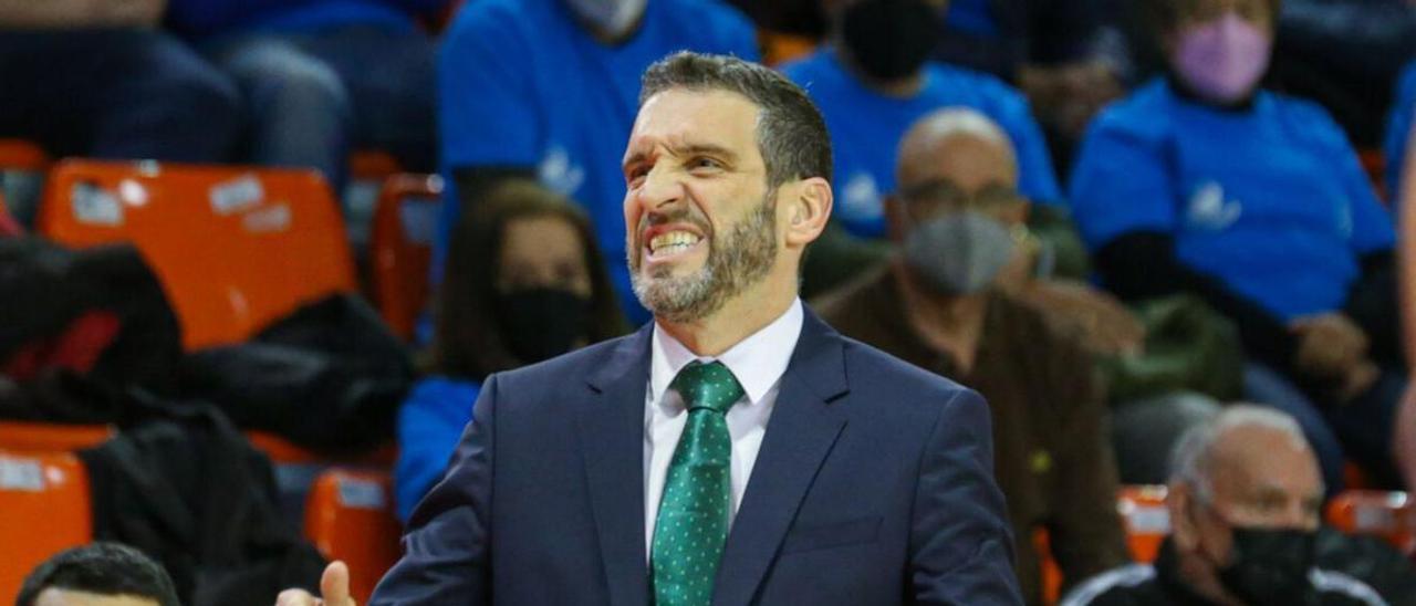 Ibon Navarro, dirigiendo al Unicaja en su encuentro ante el Fuenlabrada, en febrero, en Madrid. | |