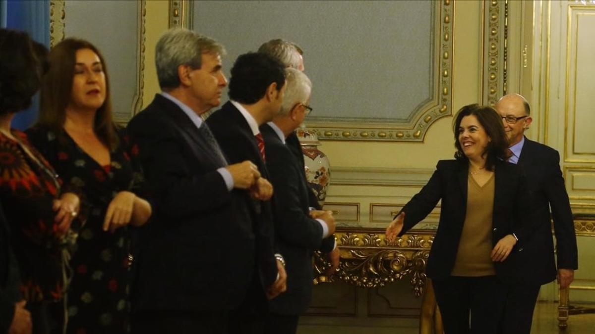 Santamaría y Montoro saludan a los consejeros autonómicos, este viernes en Madrid.