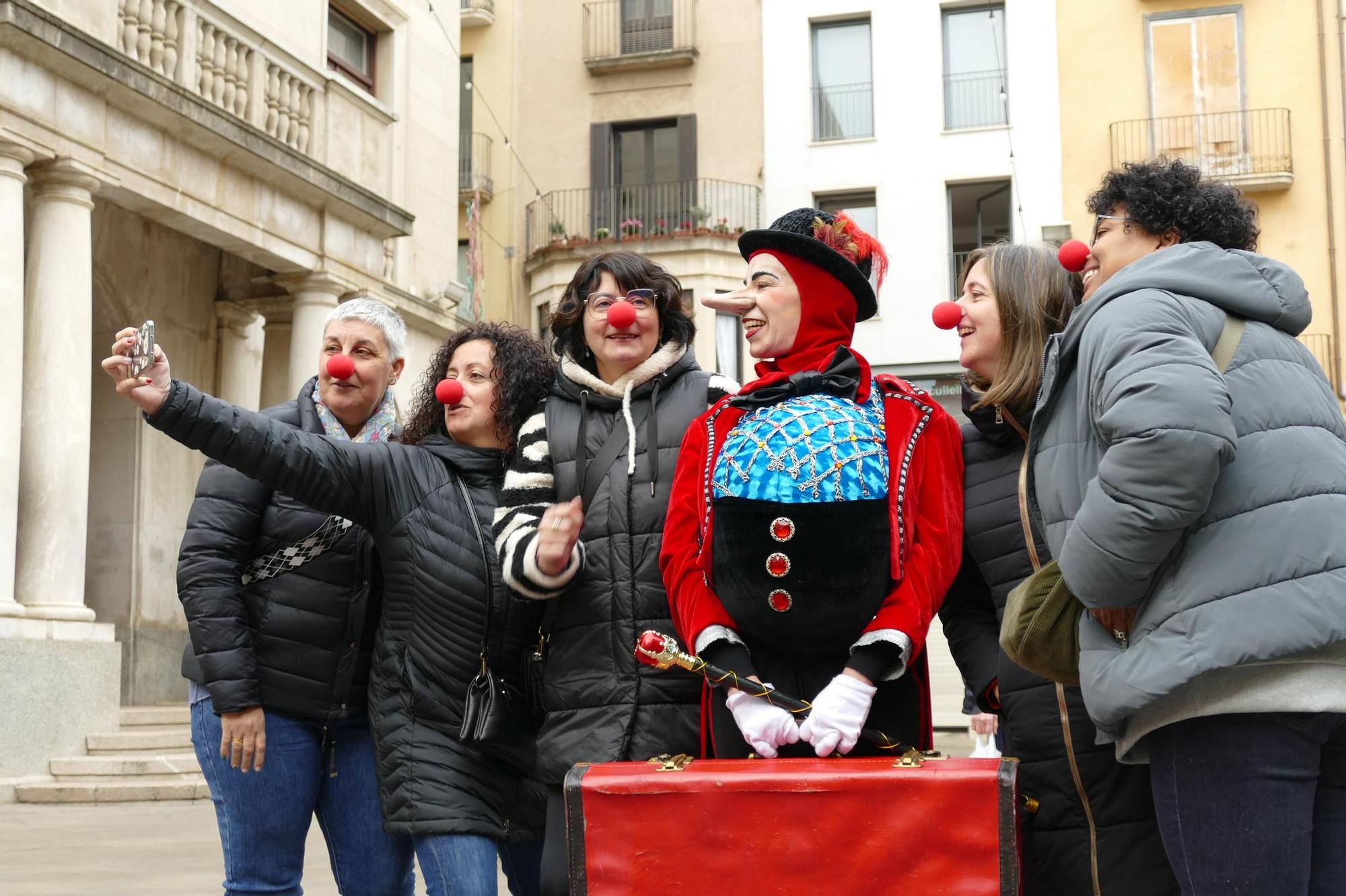 La Dona dels Nassos passeja pel centre de Figueres