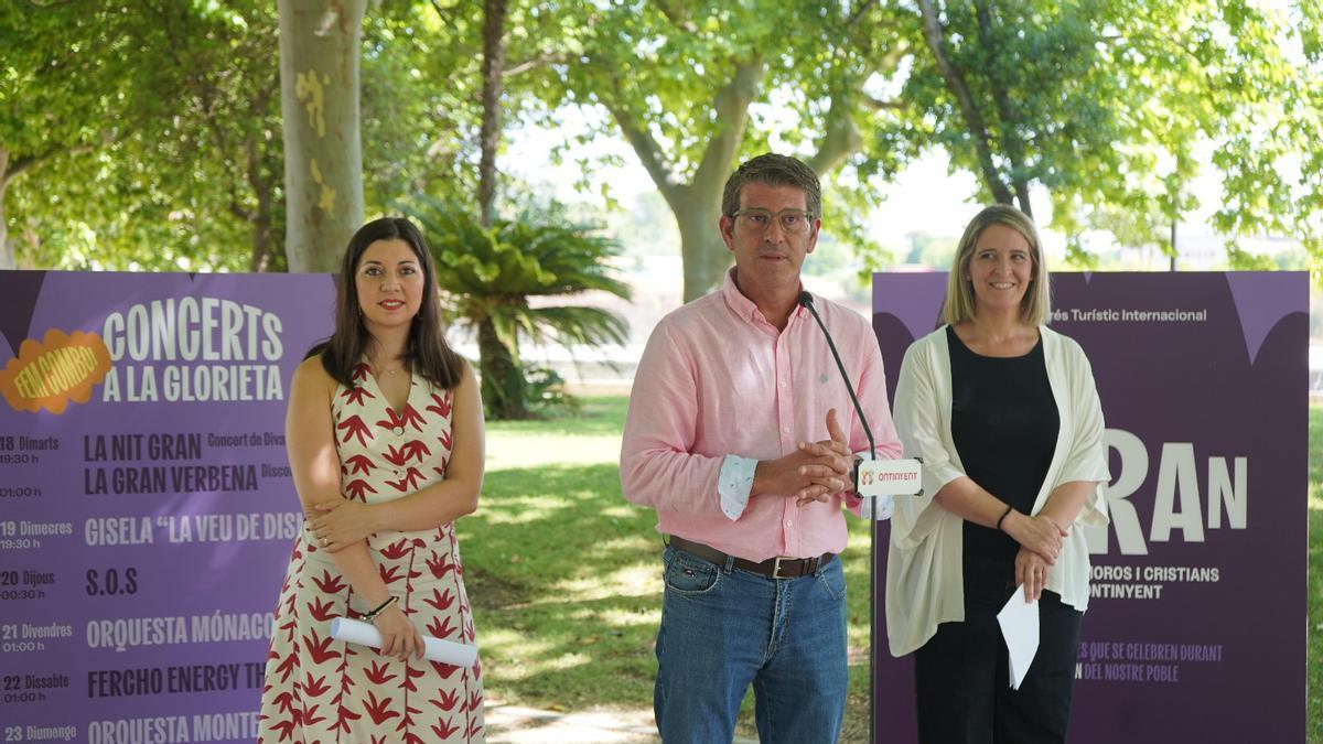 El alcalde de Ontinyent interviene durante la presentación de la programación musical de las fiestas en La Glorieta.