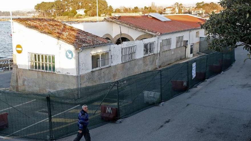 Estado actual de la lonja de Canido tras el derrumbe parcial de su cubierta el pasado miércoles. // J. Lores