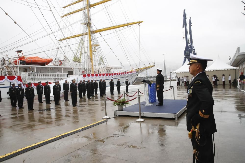 Acto de entrega del Bima Suci a la Armada de Indon