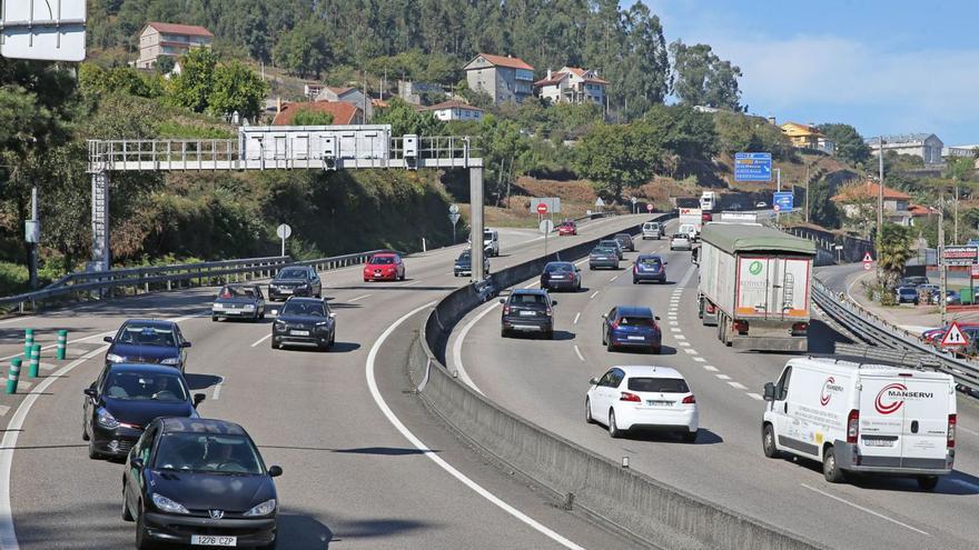 Autovía A-55 a su paso por el radar fijo en Mos / ecg