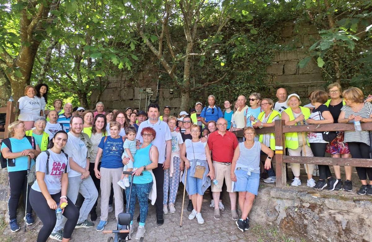 El alcalde, en el centro de la imagen, con los participantes en la caminata. | T.H.
