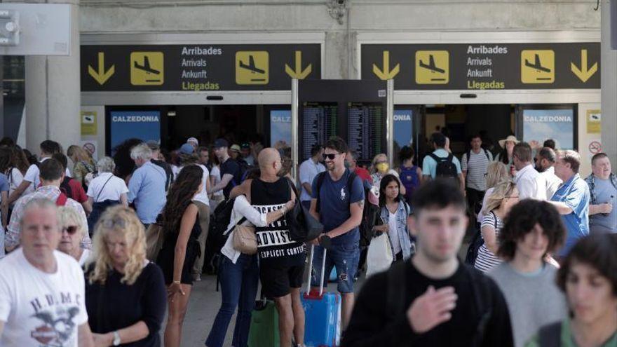 Més plantea que la ecotasa se pague con la compra del billete de avión