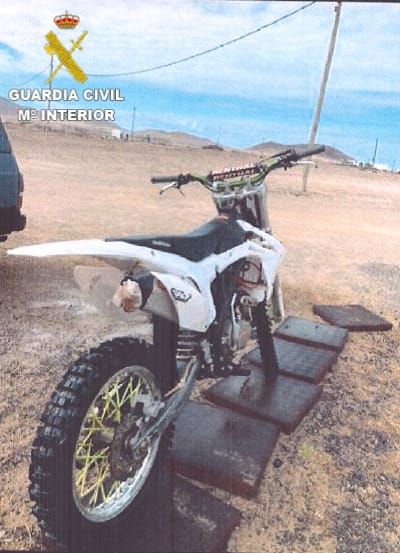 Una de las motocicletas robadas de un contenedor de Famara, en el municipio de Teguise.