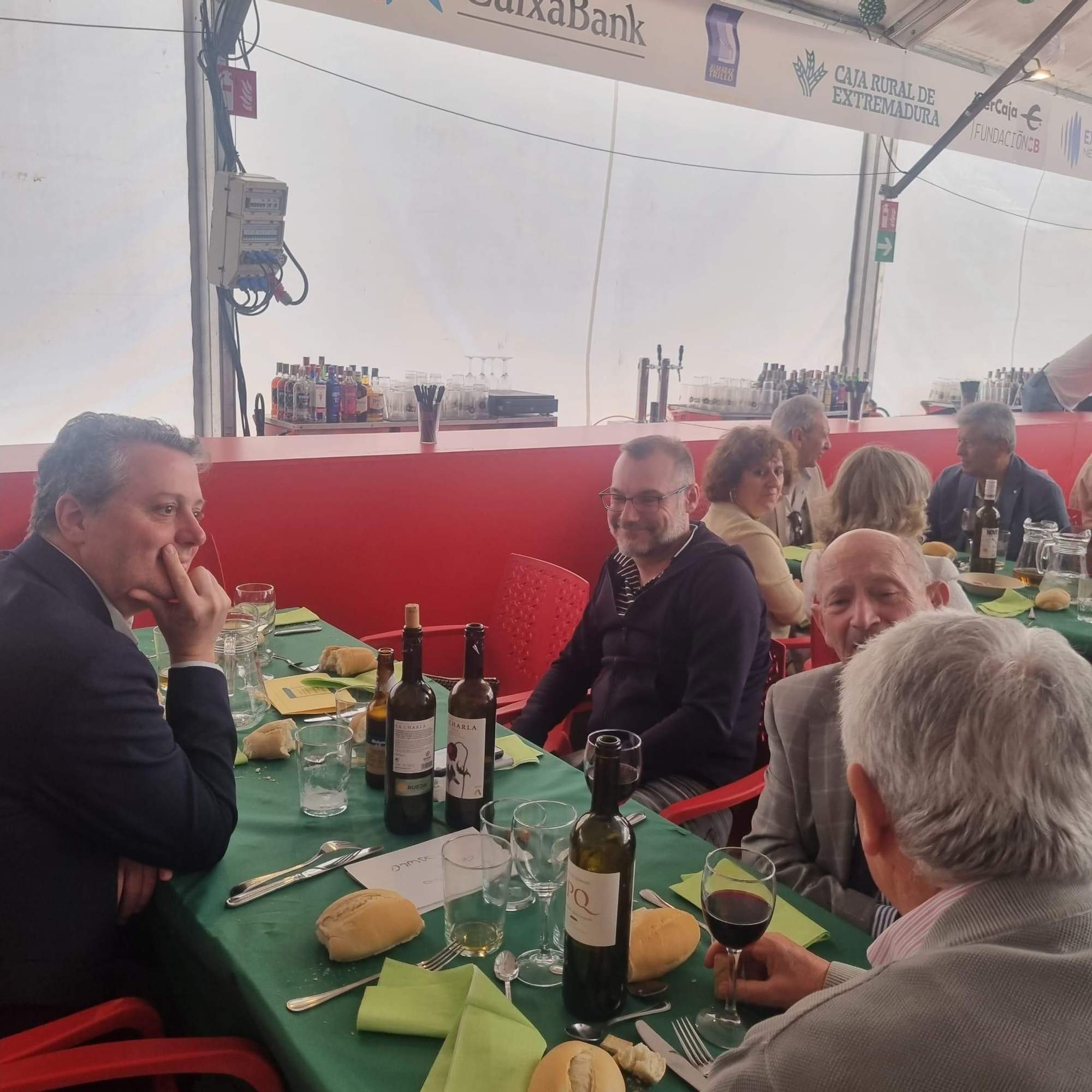 FOTOGALERÍA | Ambiente en las comidas en la caseta en homenaje al centenario de El Periódico Extremadura