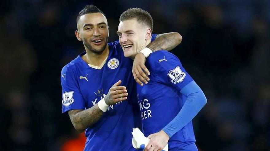 Simpson y Vardy festejan su victoria en el encuentro ante el Liverpool. // Efe