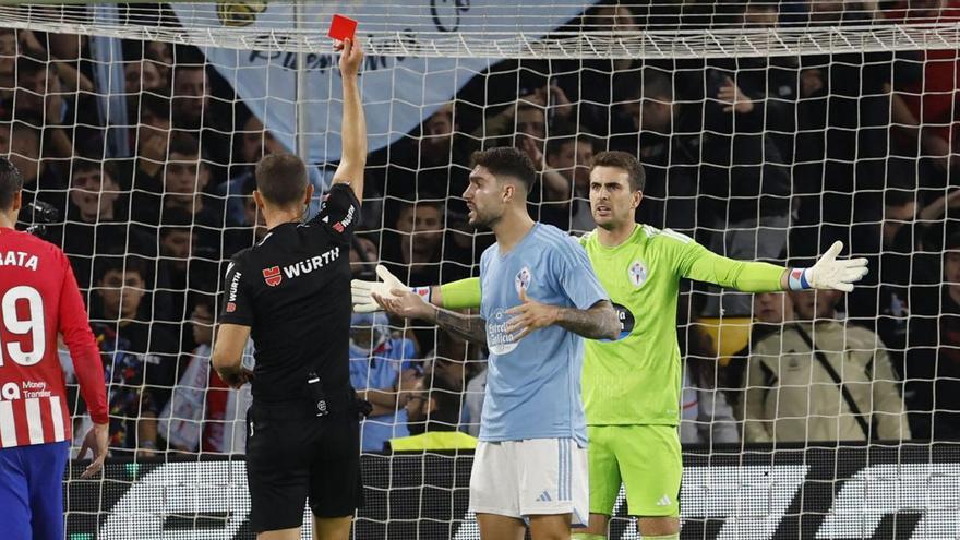 Cuadra Fernández muestra tarjeta roja a Iván Villar tras su penalti a Álvaro Morata. // RICARDO GROBAS