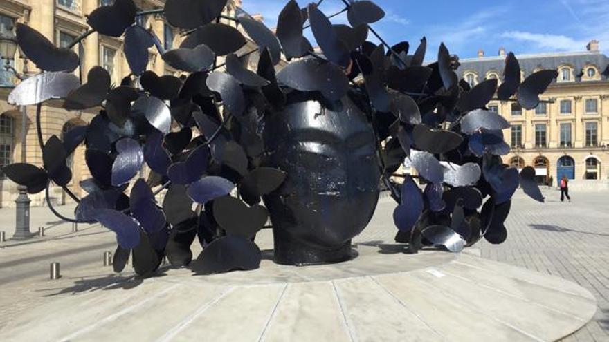 Una de las esculturas de Manolo Valdés expuestas en la plaza Vêndome de París.