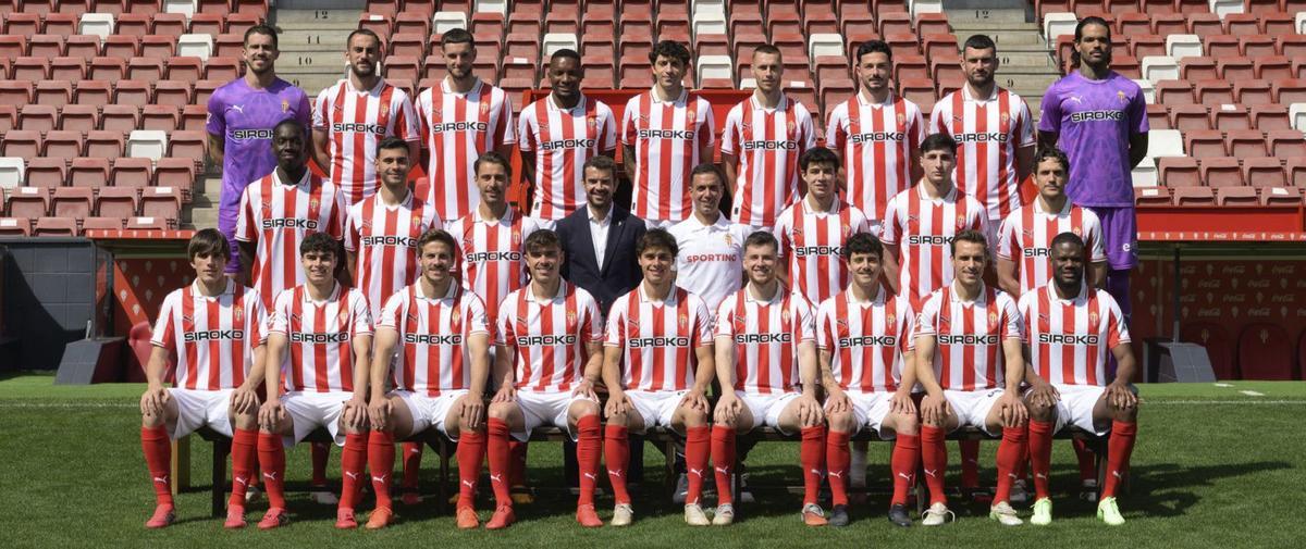 Atrás, por la izquierda, Rubén Yáñez, Lucas Perrin, Justin, Otero, Gelabert, Dubasin, Bernal, Pablo Vázquez y Christian Joel. En el centro, Amadou, Diego Sánchez, Kevin, José Riestra (presidente ejecutivo), Borja Jiménez (entrenador), Nacho Martín, Ferrari y Álex Corredera. En primera fila, Cuenca, Manu Rodríguez, Curbelo, Pablo García, Gaspar, Guille Rosas, Dani Queipo, Brian Oliván y Mamadou Loum, ayer, en la foto oficial del equipo en El Molinón. | RSG