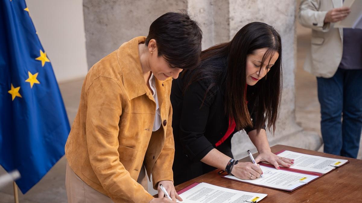 La ministra Rodríguez y la alcaldesa de Catarroja, Lorena Silvent, durante la firma del convenio de colaboración.